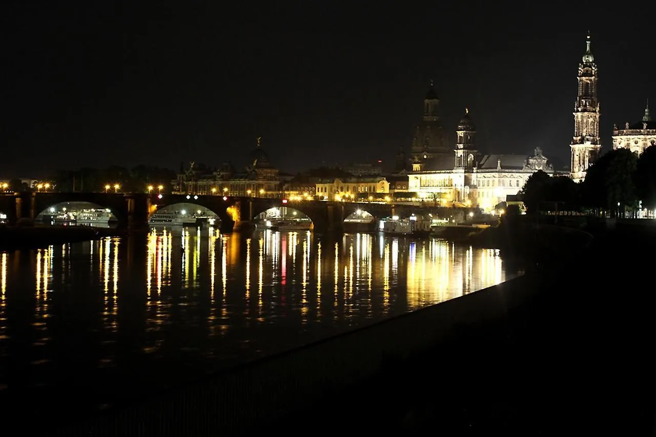 Traumhaftes Zwei-Zimmer-Apartment an der Elbe Dresden Apartment